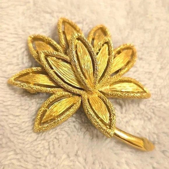 #369 Vintage Avon Gold Tone Textured Petals Flower Brooch Pin - Picture 3 of 4